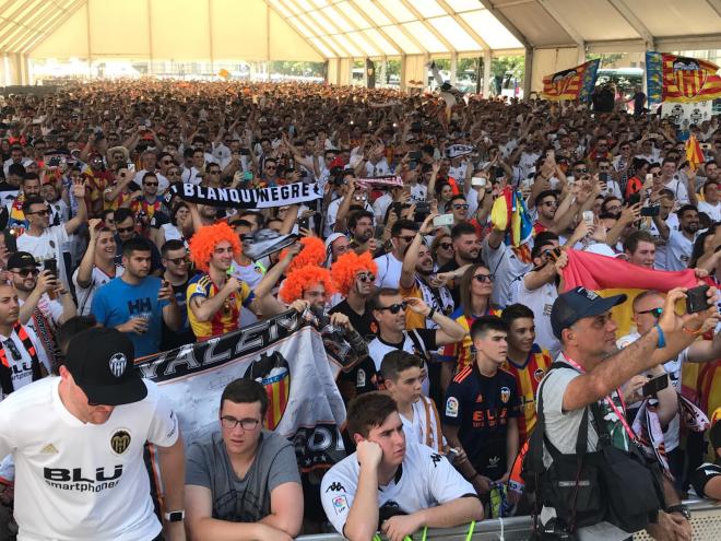 Aficionados valencianistas en la fan zone (Foto: Kiko Hurtado).