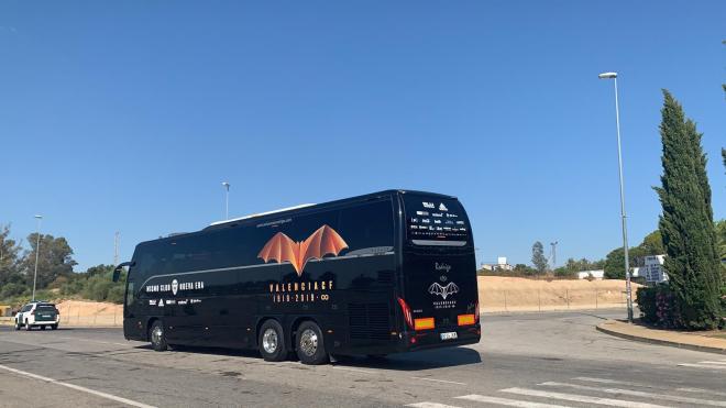 Autobús del Valencia, a la salida de Montecastillo.