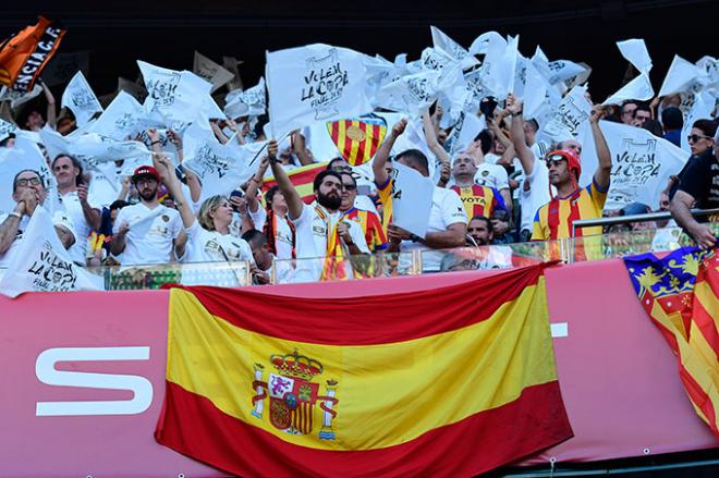 Aficionados del Valencia, con sus respectivas entradas, animan a su equipo en la final de Copa frente al Barcelona (Foto: Kiko Hurtado).