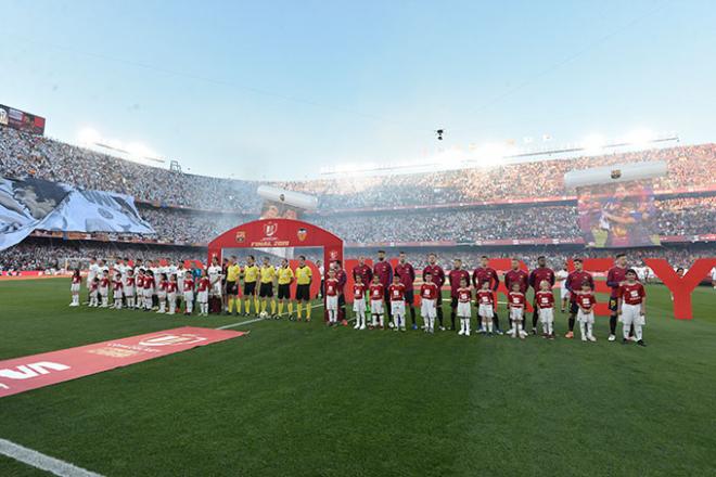 Los jugadores posan sobre el césped del Villamarín en la final de Copa del Rey.