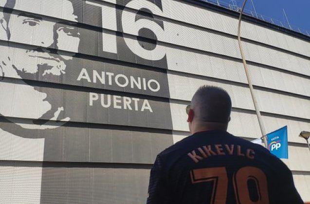 Un aficionado del Valencia ante la imagen de Antonio Puerta en el Sánchez-Pizjuán.