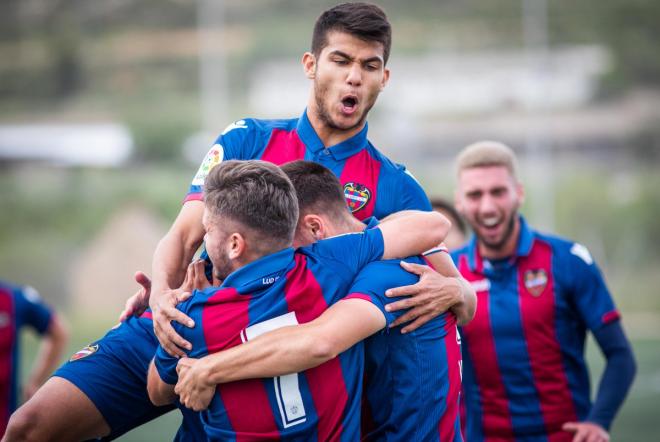 Los jugadores celebran uno de los goles. (Foto: Levante UD)