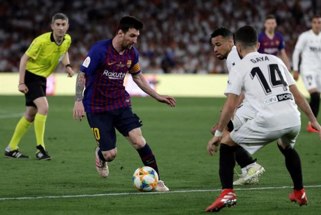 Messi conduce un balón ante Gayà.