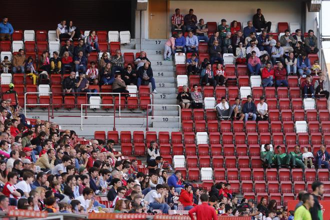 Pocos espectadores en El Molinón ante el Albacete (Foto: Luis Manso).