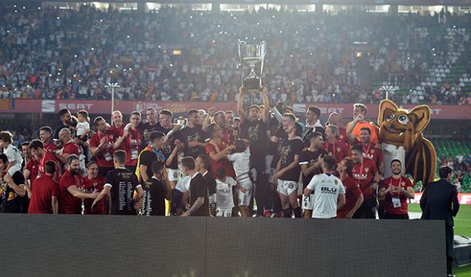 La plantilla del Valencia celebra la Copa del Rey tras ganarle al Barcelona en la final (Foto: Kiko Hurtado).