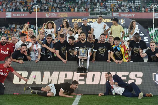 La plantilla del Valencia celebra el título tras ganarle al Barcelona en la final (Foto: Kiko Hurtado).