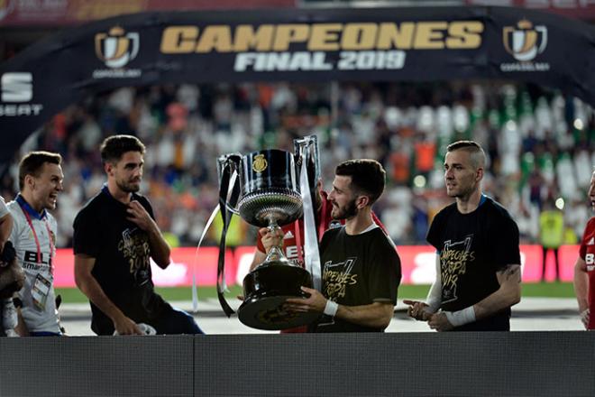 Gayà, con la Copa del Rey en el césped del Villamarín (Foto: Kiko Hurtado).
