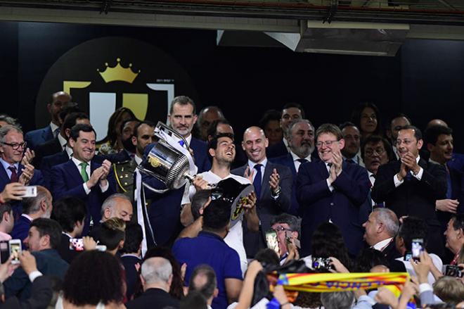 Dani Parejo, capitán del Valencia, recibe la Copa del Rey de la mano del Rey Felipe VI (Foto: Kiko Hurtado).