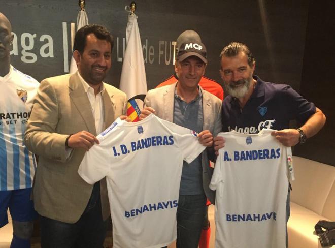 Antonio Banderas, su hermano Javier y Al-Thani, tras obsequiarles con una camiseta.