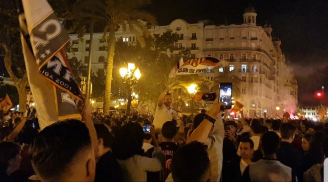 La afición del Valencia CF en la plaza del Ayuntamiento.