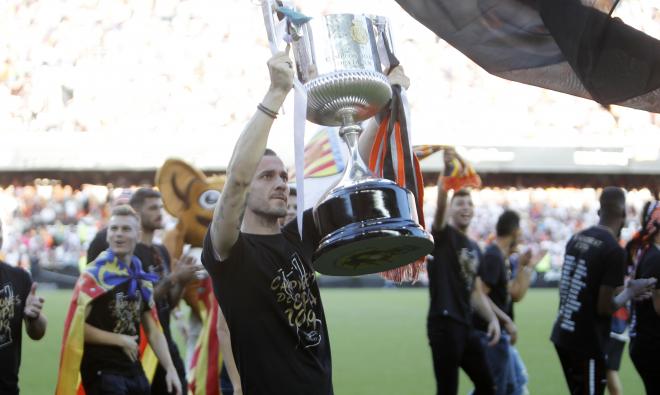 Jaume levanta la Copa del Rey.