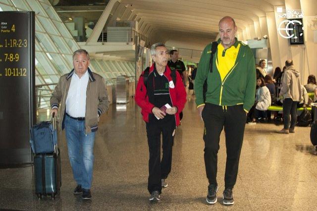 Javier Clemente, Juanjo Campa y Roberto Ríos, caminan por el aeropuerto de Loiu antes de tomar el vuelo (Foto: EFF-FVF).