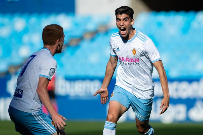 Albert Torras celebra su gol con Carlos Vicente en La Romareda (Foto: Daniel Marzo).