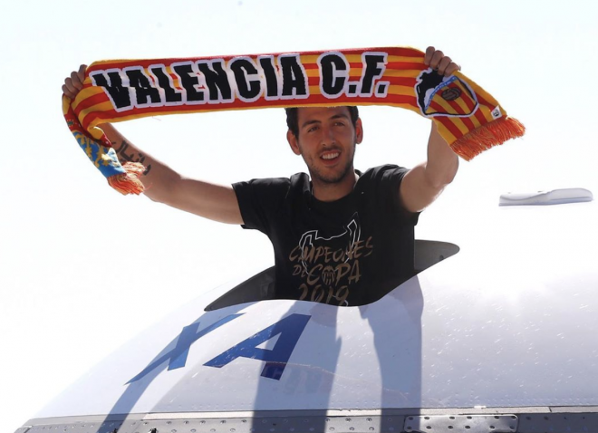 Dani Parejo posa con una bufanda al llegar a Manises tras ganar la Copa del Rey (Foto: Valencia CF)
