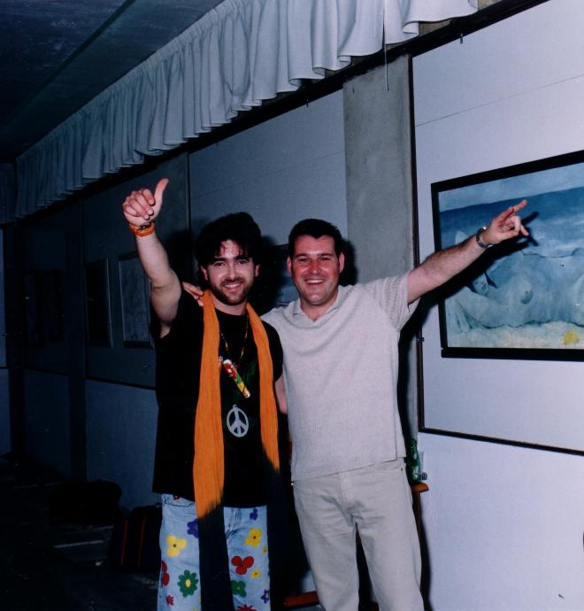 En 1999, Juan Carlos Aragón con el tipo de Los Yesterday, y Arcángel Bedmar. (Foto Antonio Ortega)
