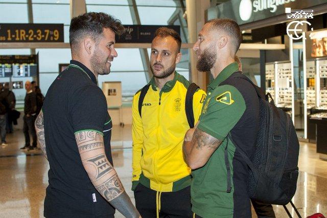 Iago Herrerín conversa con dos jugadores de la UD Las Palmas, que también ha tomado el vuelo en Loiu (Foto: EFF-FVF).