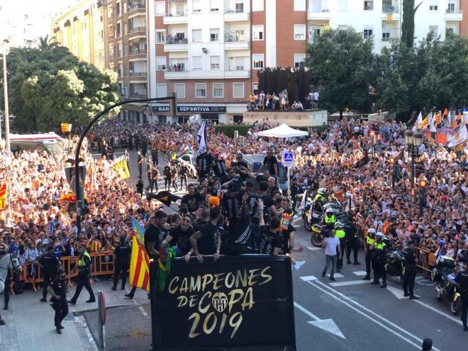 Los campeones llegan a Mestalla (Foto: David González)