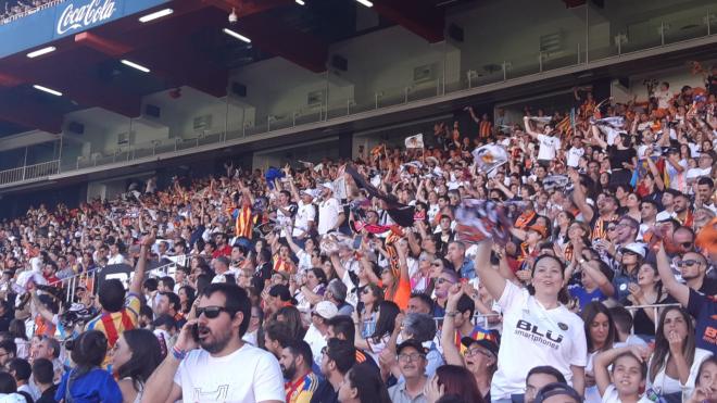 La afición del Valencia CF celebra en Mestalla.