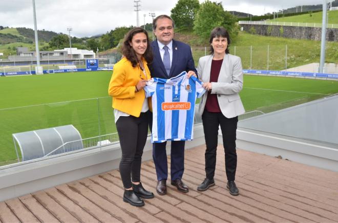 Nahikari García, Jokin Aperribay y Garbiñe Etxeberria tras la renovación de la jugadora con la Real Sociedad Femenina (Foto: Giovanni Batista).