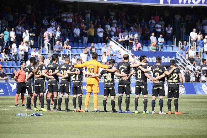 El once del Real Oviedo, durante el minuto de silencio antes del partido ante el Tenerife (Foto: Sandra Acosta).