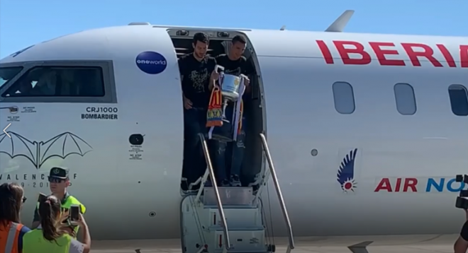 Parejo y Rodrigo sostienen la Copa del Rey en su llegada a Manises.