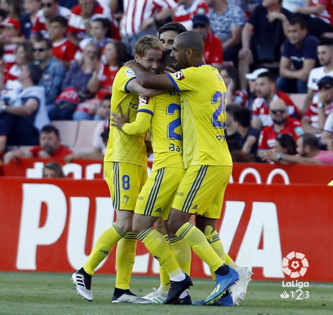 Los jugadores del Cádiz celebran el gol de Aketxe al Granada (Foto: LaLiga).