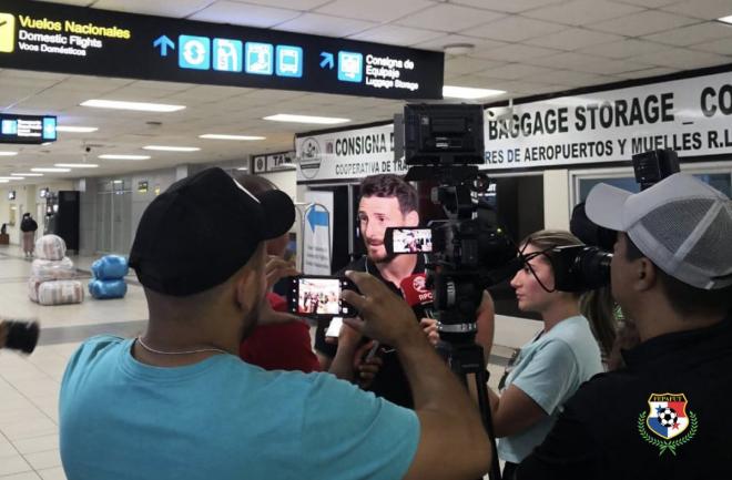 Aduriz atiende a los medios locales a su llegada a Panamá (Foto: FEPAFUT).