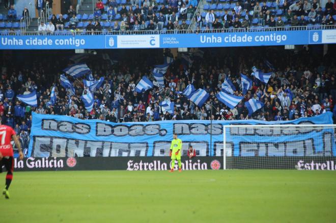 Afición del Dépor en Riazor durante el partido ante el Mallorca (Foto: Iris Miquel).
