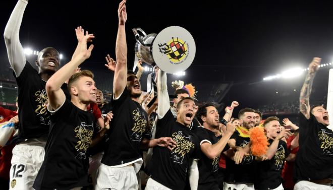 Los jugadores del Valencia celebran que son campeones de la Copa del Rey.