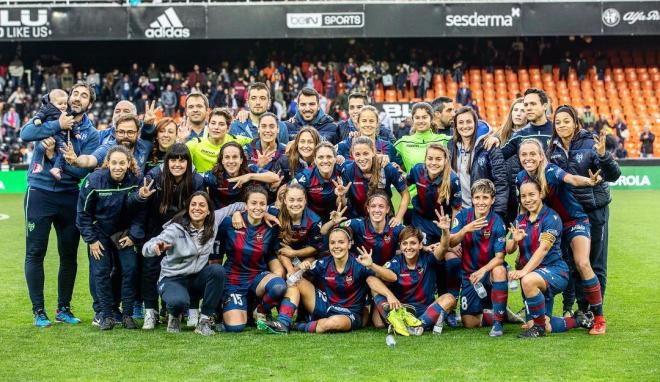 El Levante Femenino celebra la victoria frente al Valencia y la tercera plaza.