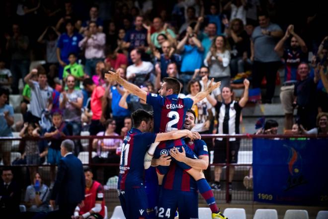 El Levante FS celebra la victoria frente al Barça Lassa