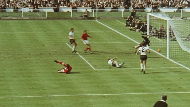 Geoff Hurst anota su gol en la final del Mundial de Inglaterra 1966.