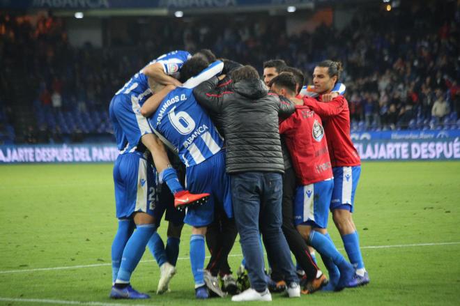 Los jugadores del Dépor celebran con un abrazo gigante el gol de Carlos Fernández que dio la victoria ante el Mallorca (Foto: Iris Miquel).