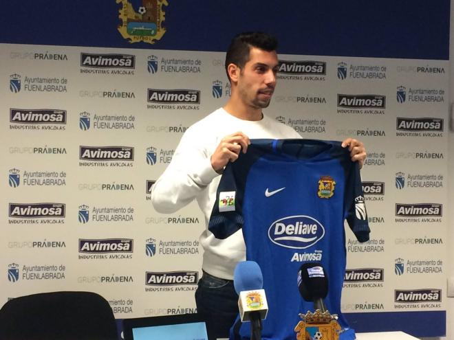 Carlos Caballero en su presentación como jugador del Fuenlabrada.