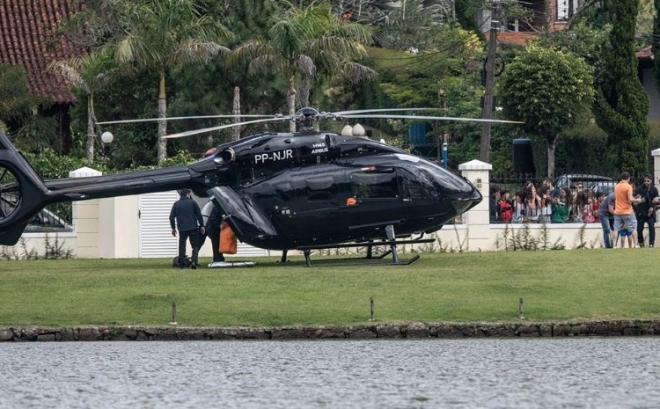 Neymar llega a la concentración de Brasil en su nuevo helicóptero.