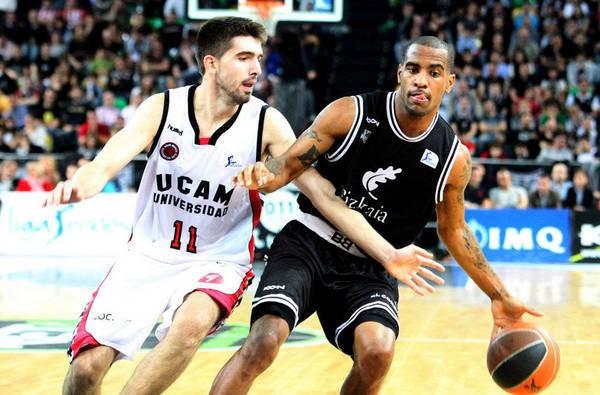 Josep Franch (izquierda) intenta robarle el balón a Aaron Jackson en un UCAM-Bilbao Basket (Foto: EFE).