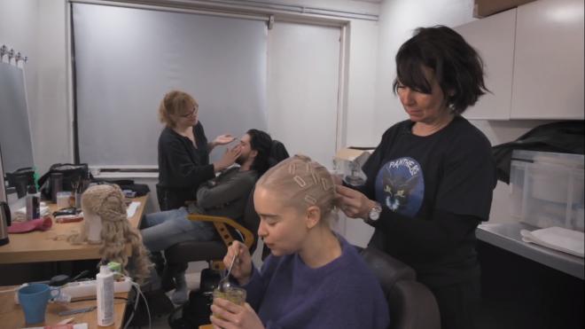 Emilia Clarke y Kit Harington en una jornada de peluquería