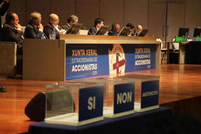 Mesa del Consejo Administrativo durante la Junta General de Accionistas del Dépor (Foto: Iris Miquel).