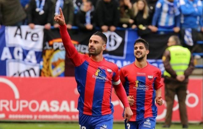 Kike Márquez celebra un gol con el Extremadura.