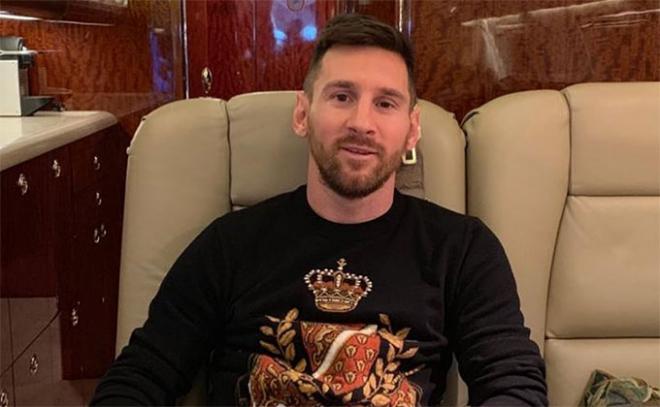 Leo Messi posa en el avión.