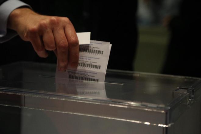 Un accionista deposita su voto durante la Junta General del Dépor (Foto: Iris Miquel).