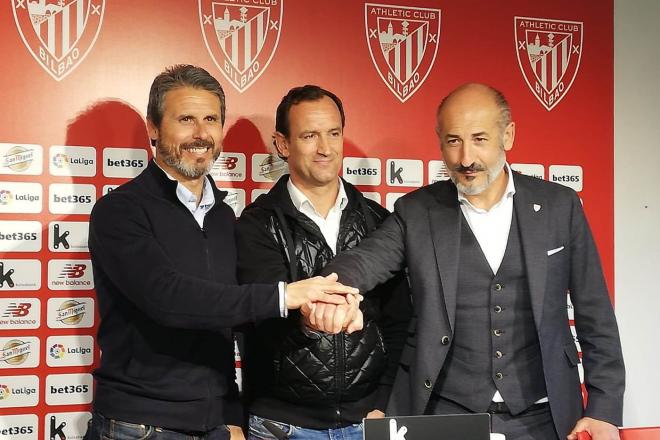 Rafa Alkorta y Aitor Elizegi escoltaban a Joseba Etxeberria en su presentación como técnico del Bilbao Athletic (Foto: DMQ Bizkaia).