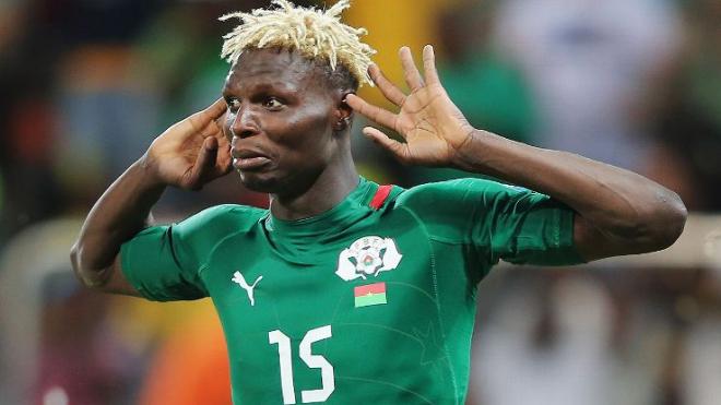 Aristides Bancé celebra un gol con la selección de Burkina Faso.