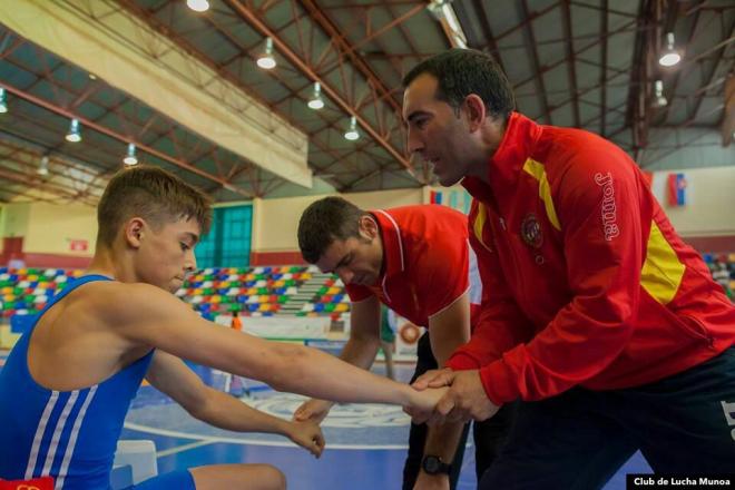 Aser Ebro recibe las instrucciones de su entrenador, Rober Hojas (Foto: Federación Española de Lucha).