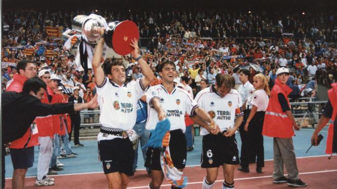 Camarasa, Piojo y Mendieta con la Copa del Rey de 1999. (Foto: Valencia CF)