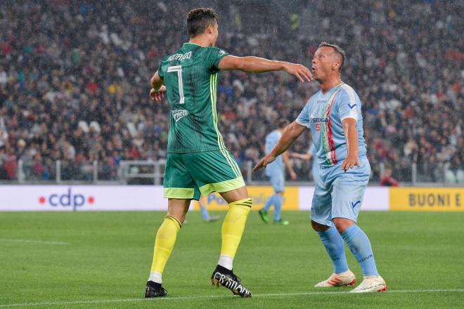 Cristiano Ronaldo y Paolo Belli celebran un gol en la 'Partita del Cuore'.