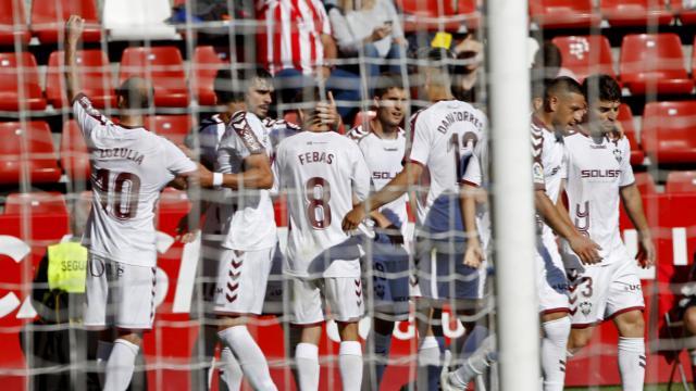 El Albacete celebra un gol en El Molinón (Foto: LaLiga).