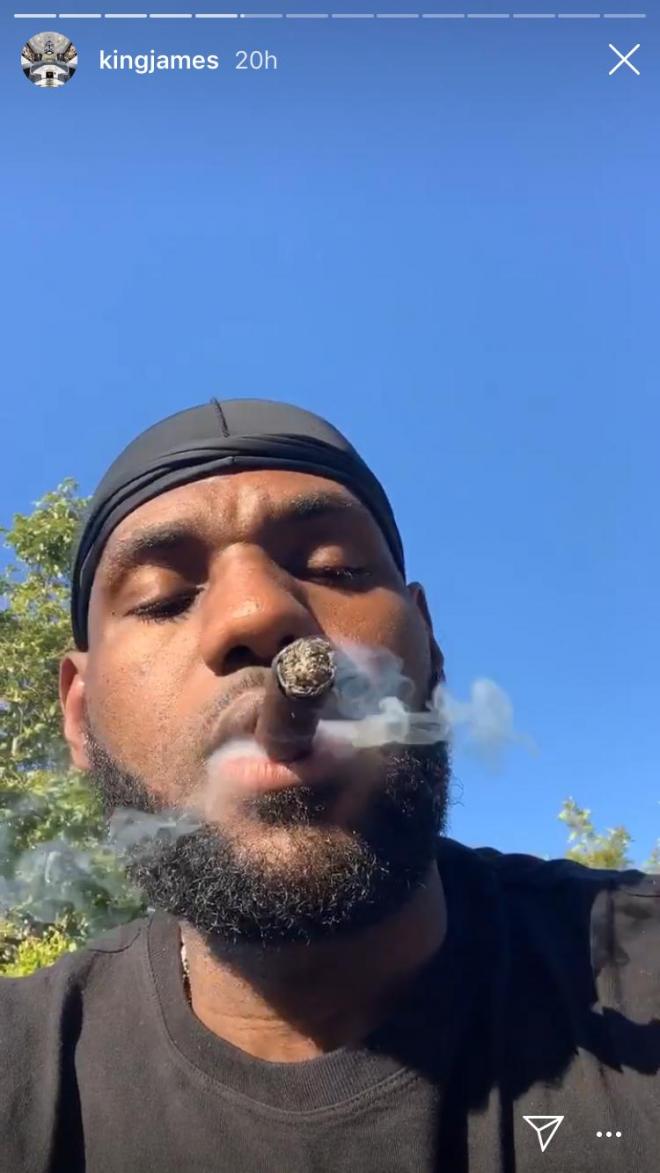 LeBron James se fuma un puro.