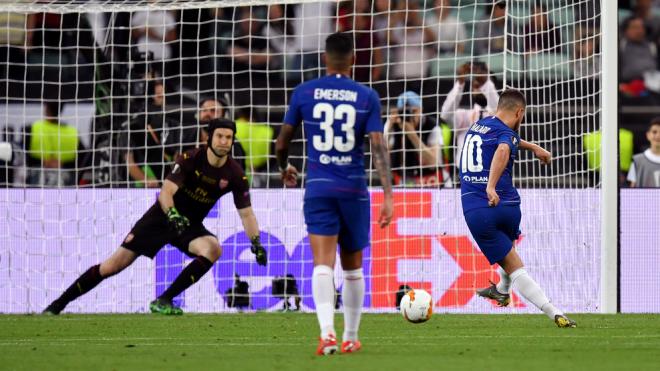 Hazard transforma el penalti cometido sobre Giroud en la final de la Europa League.