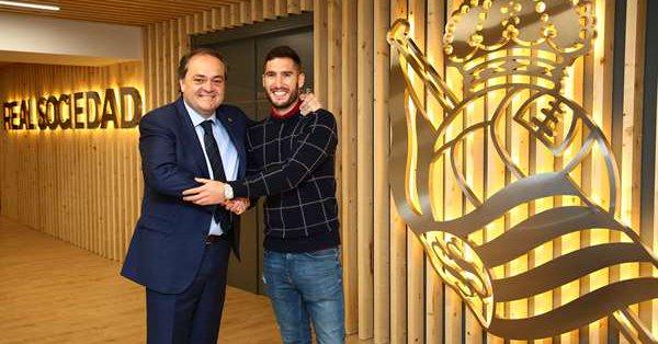 Jokin Aperribay y Joseba Zaldua se estrechan la mano tras la renovación. (Foto: Real Sociedad)